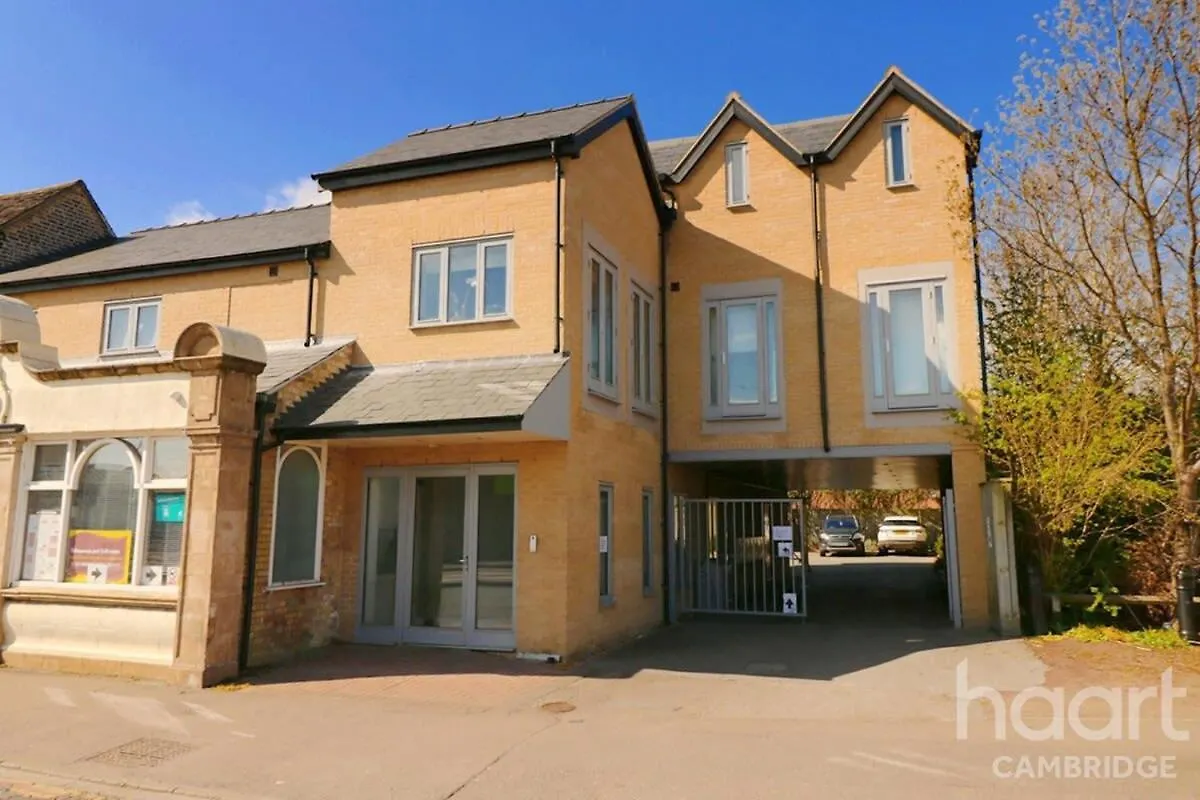 Lovely 1 Bedroom Flat With Free Off Road Parking location